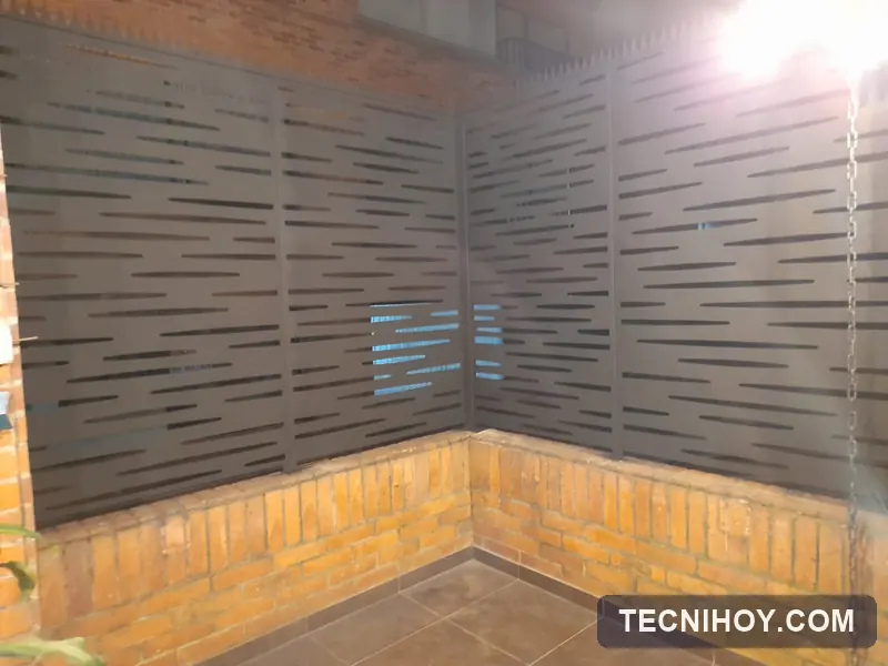 Cerramiento metálico para balcón con diseño especial