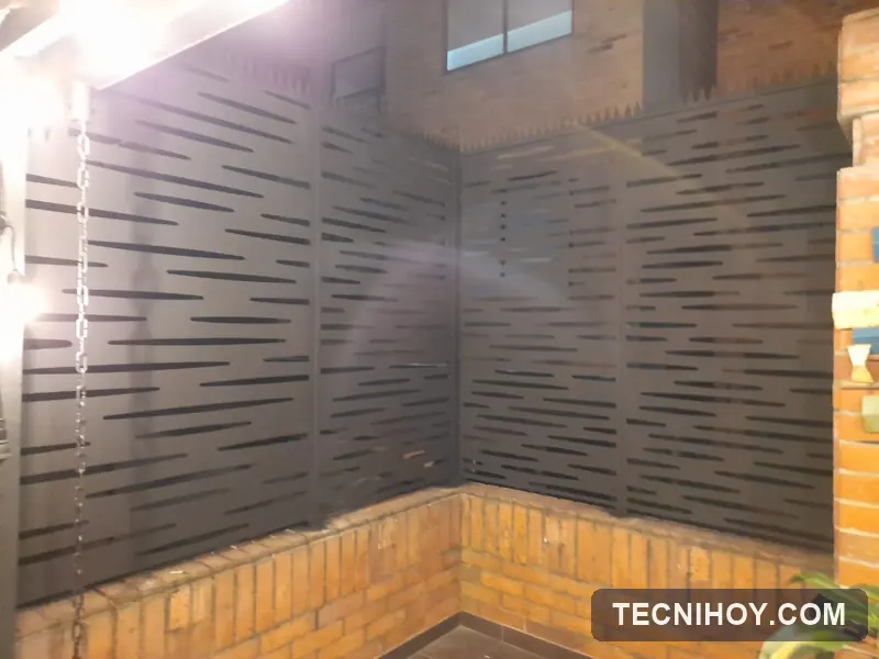 Cerramiento para terraza en lámina con diseño