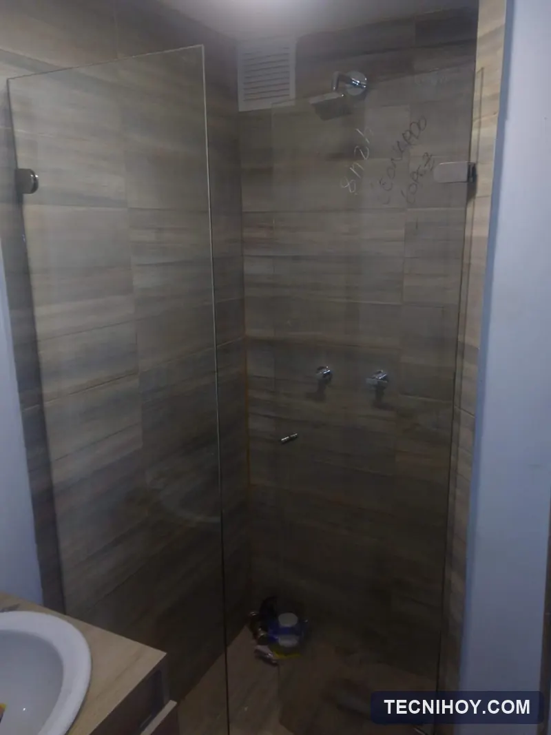 División de baño batiente en vidrio templado