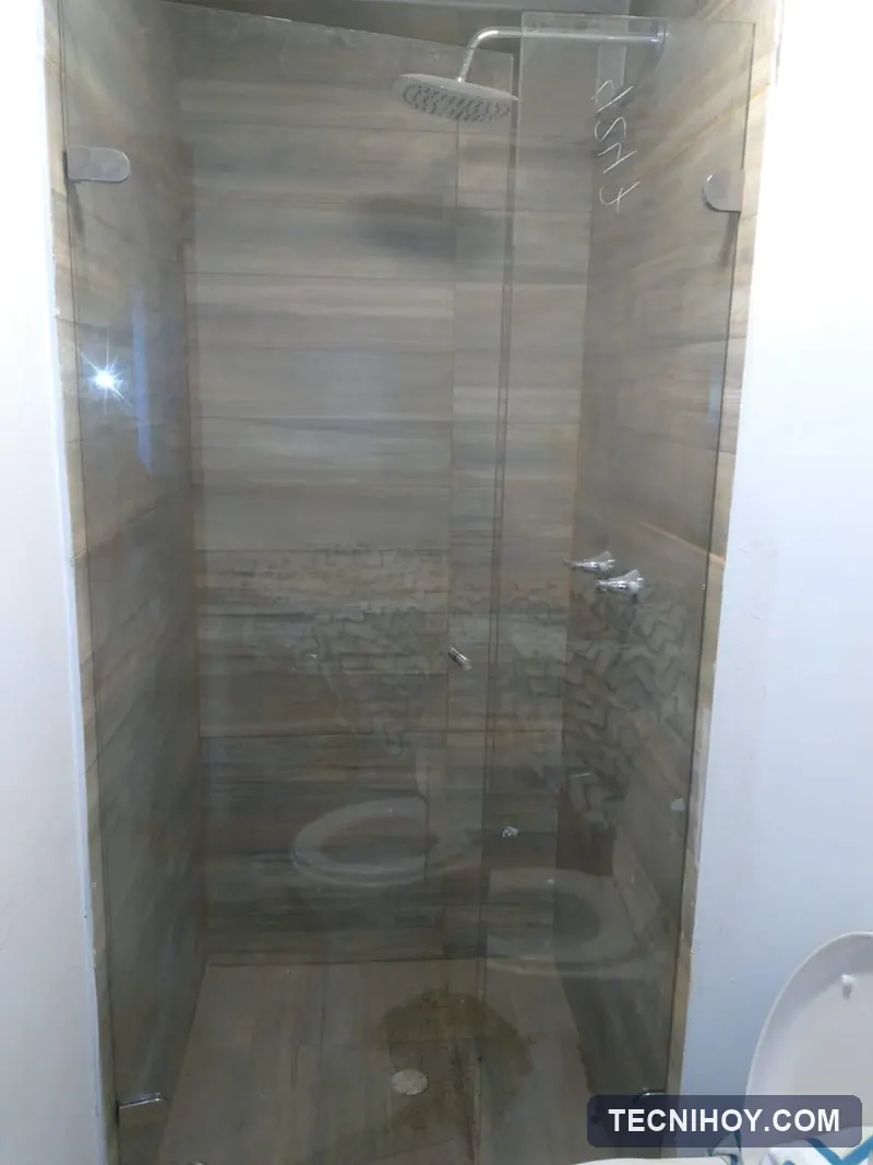 División de baño batiente en vidrio templado
