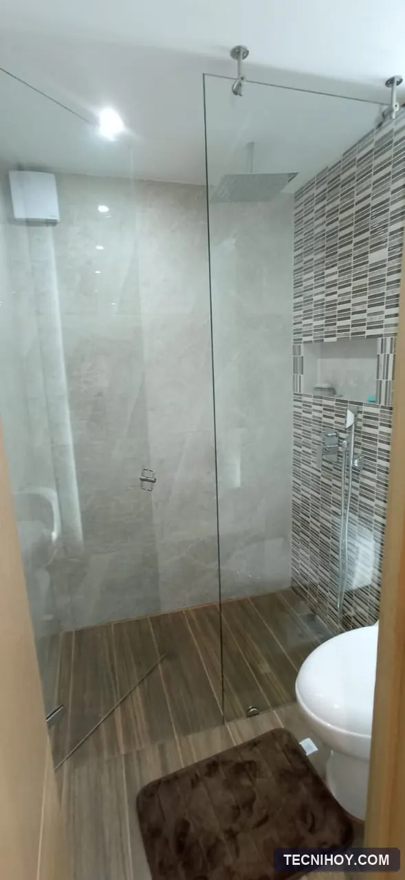 División de baño batiente en vidrio templado de 6 mm