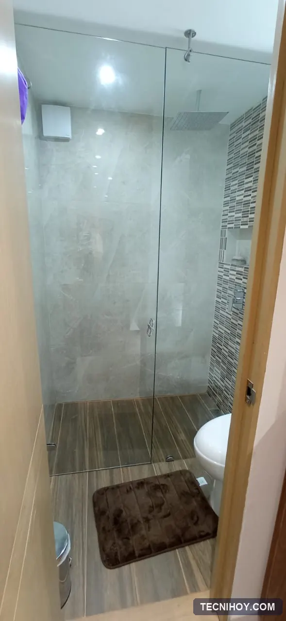 División de baño batiente en vidrio templado