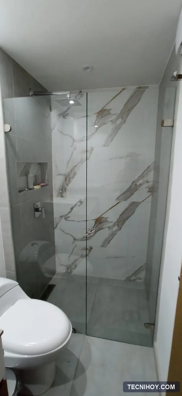 División de baño batiente en vidrio templado con bisel