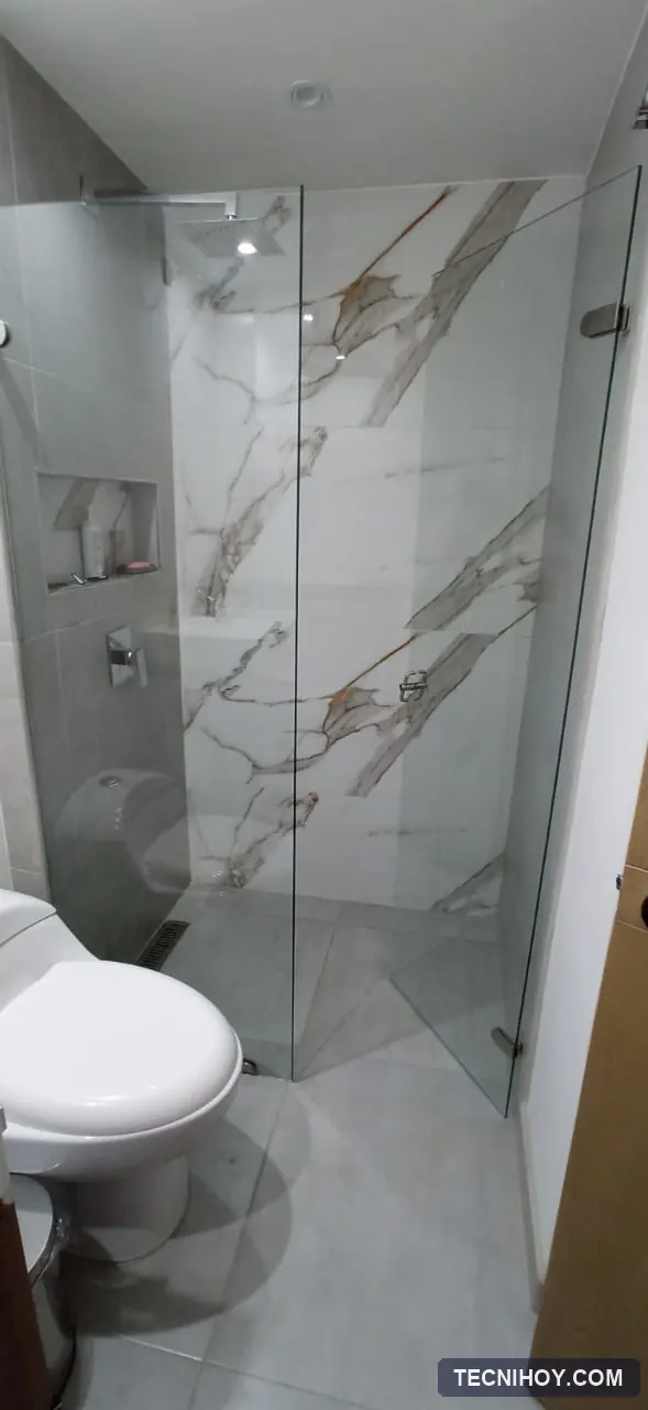 División de baño batiente en vidrio templado
