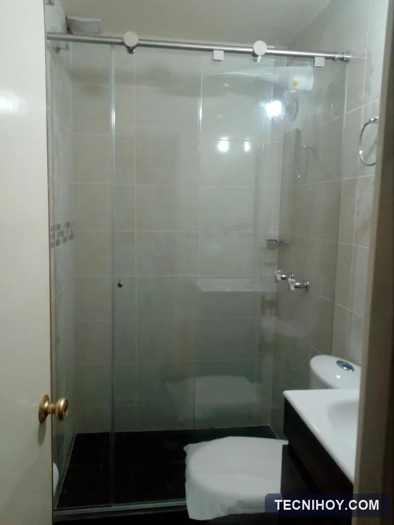 División de baño corrediza en vidrio templado