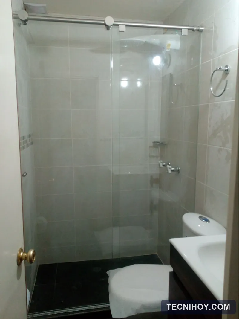 División de baño corrediza en vidrio templado
