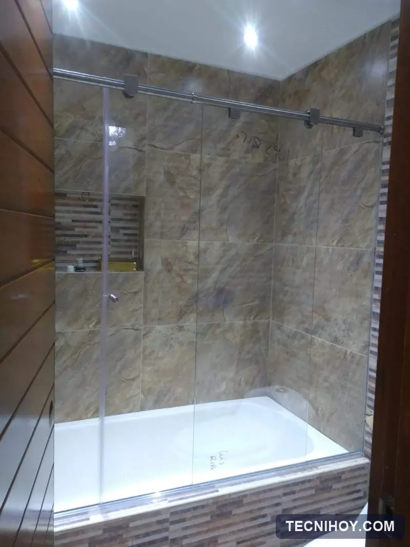 División de baño corrediza en vidrio templado sobre tina