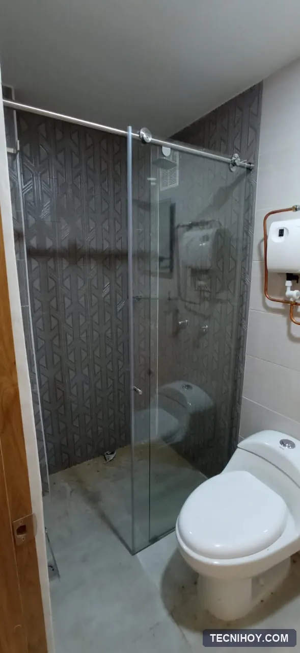 División de baño corrediza en vidrio templado de 8 mm