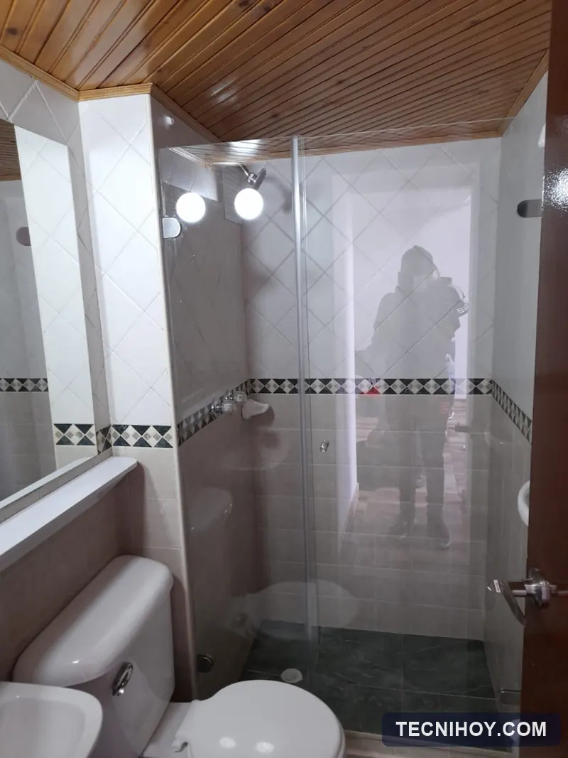 División de baño corrediza en vidrio templado