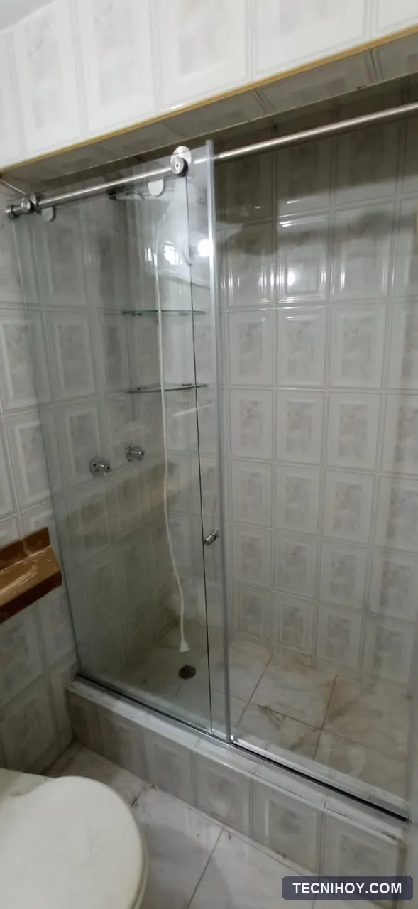 División de baño corrediza en vidrio templado