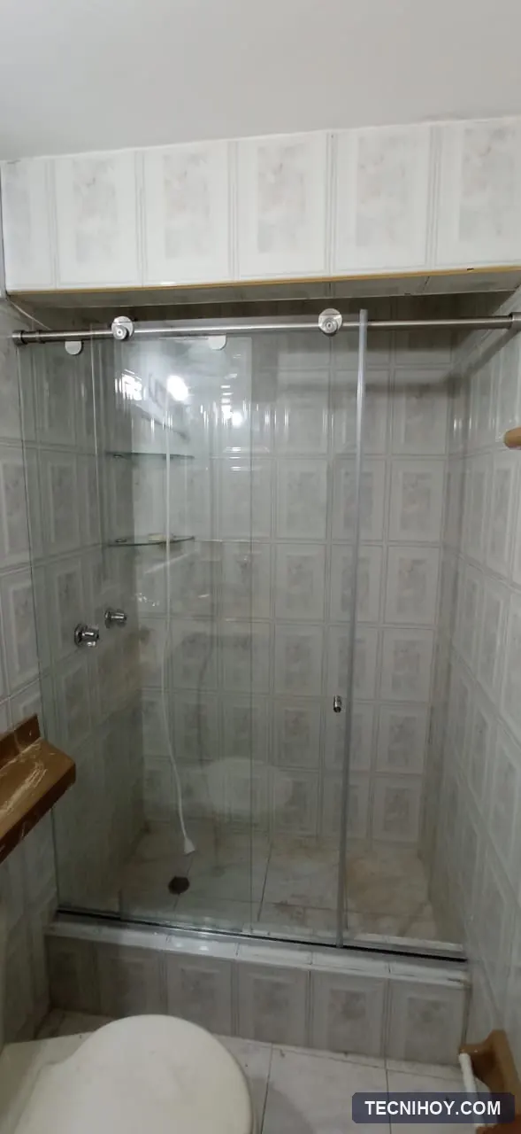 División de baño corrediza en vidrio templado