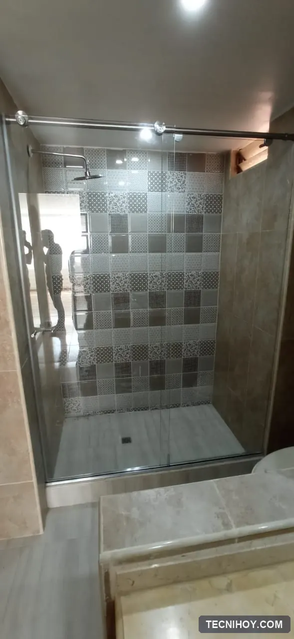 División de baño corrediza en vidrio templado