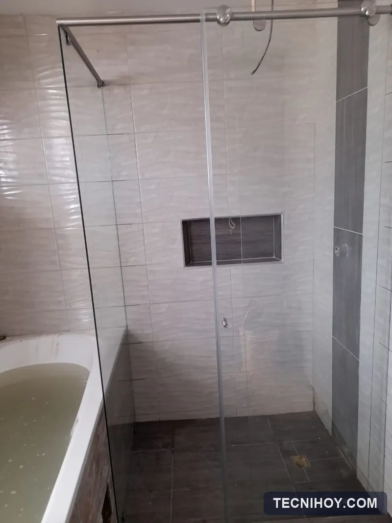 División de baño corrediza en vidrio templado sobre tina