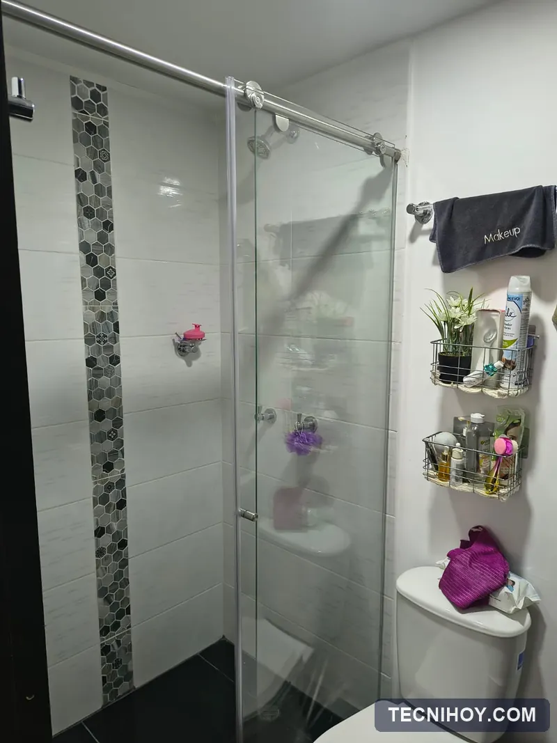 Cabina de ducha corrediza en vidrio templado con herrajes en acero inoxidable