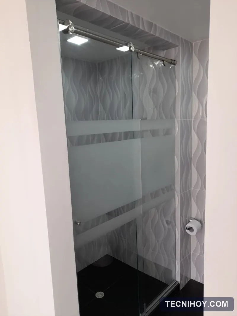 División de baño en vidrio templado instalada en Chía