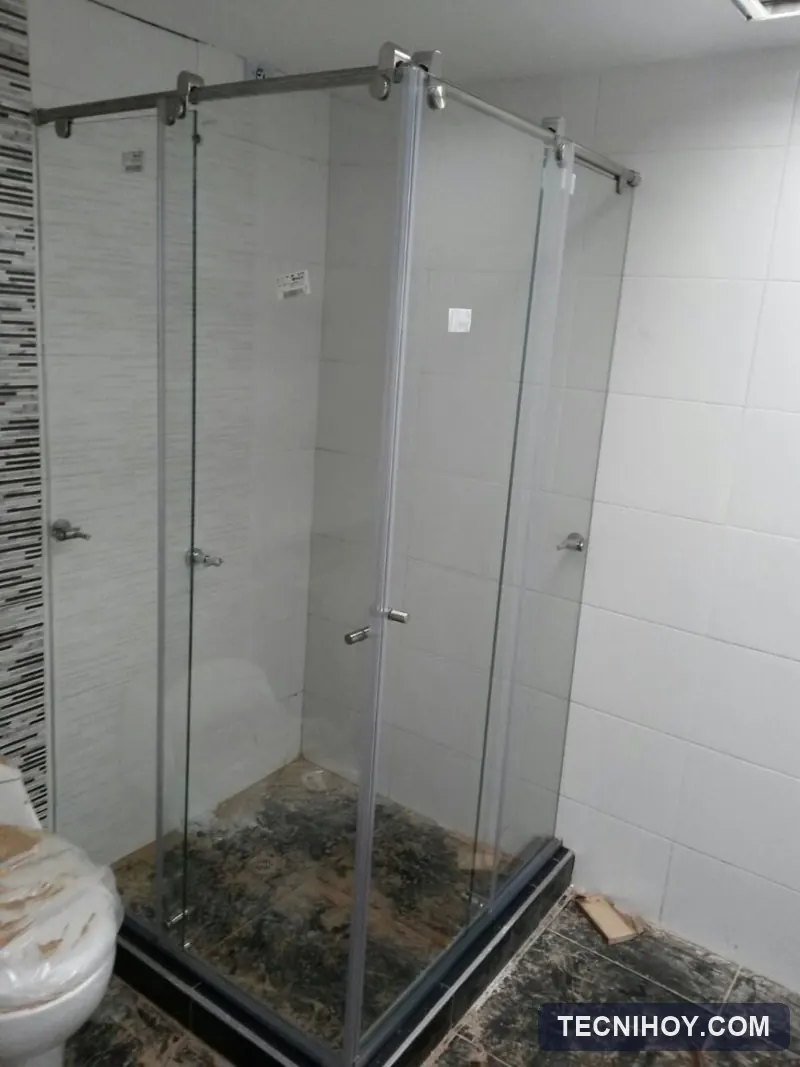 División de baño en L o hexagonal en vidrio templado