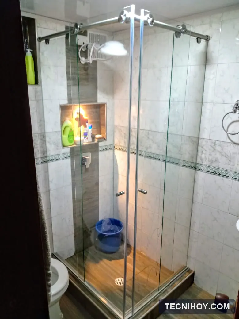 División de baño en L en vidrio templado