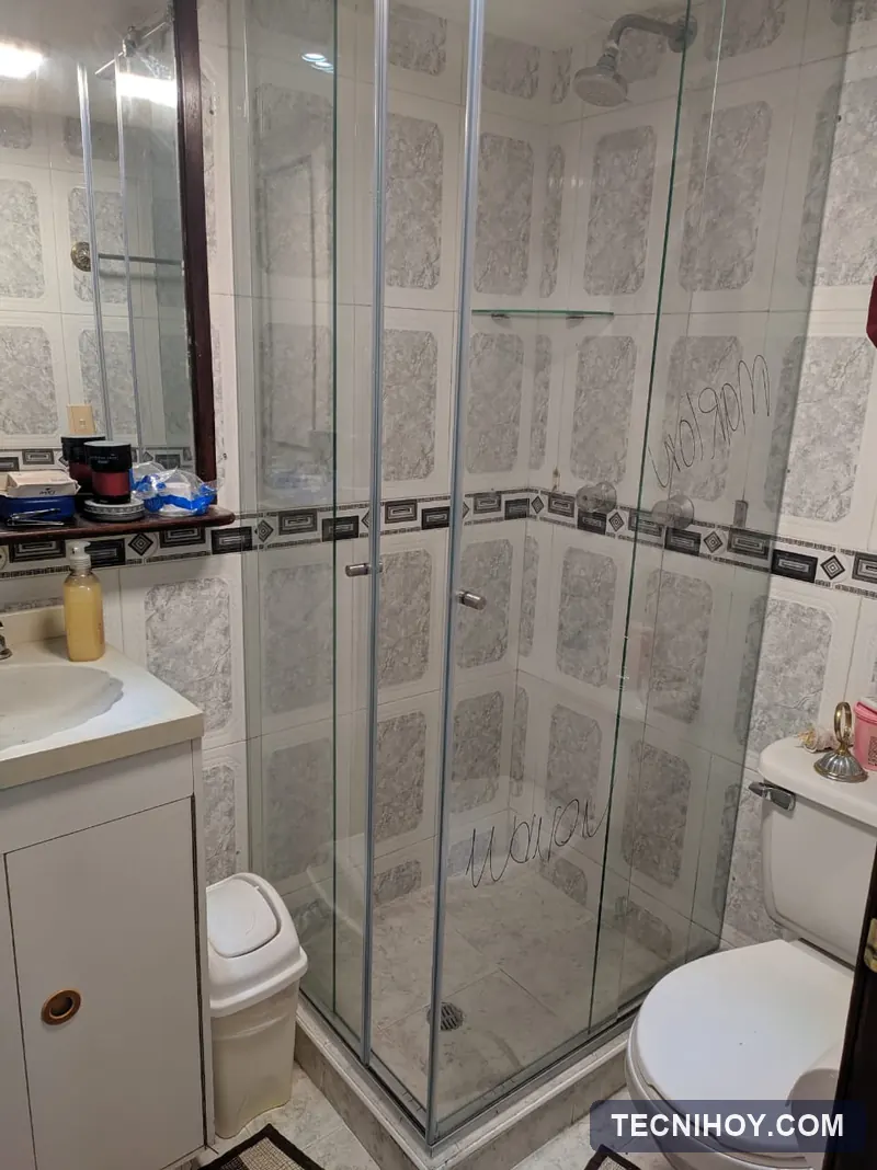 División de baño en L en vidrio templado