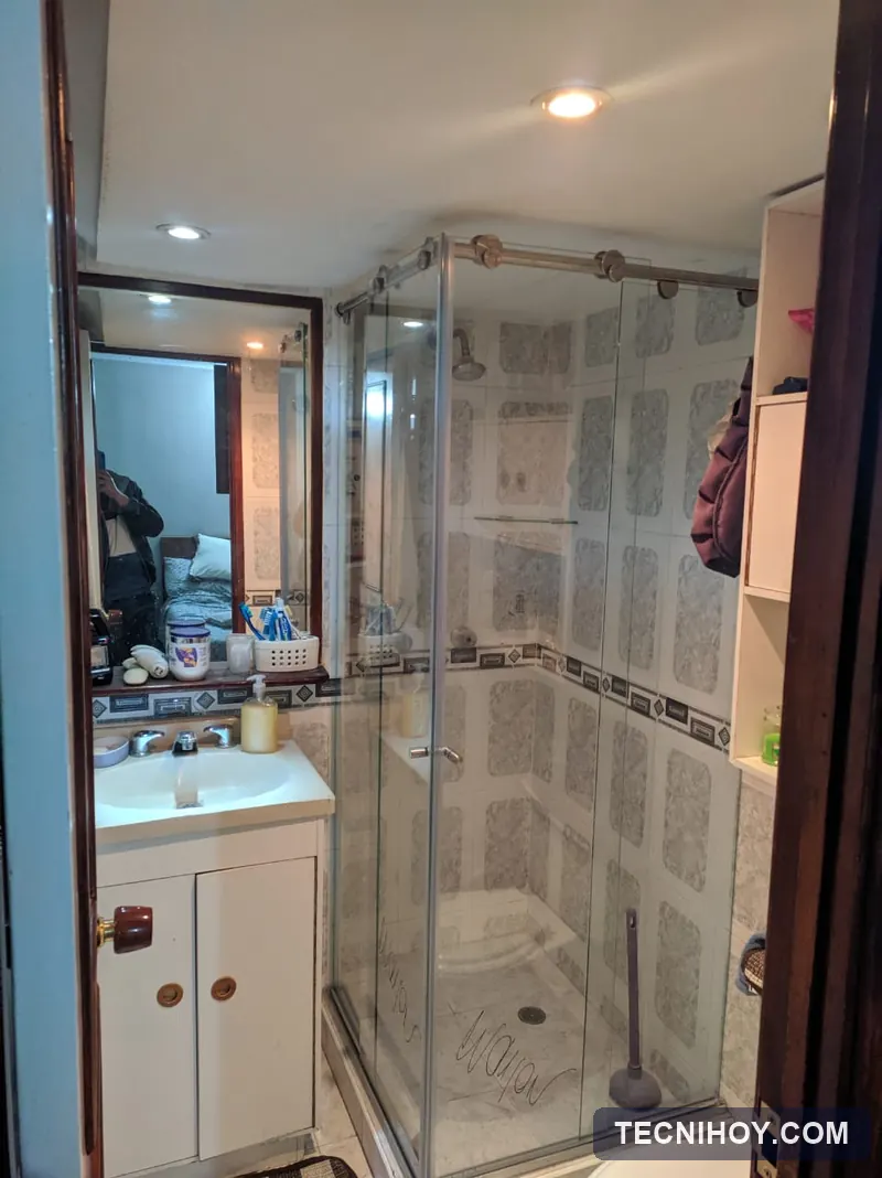 División de baño en L en vidrio templado
