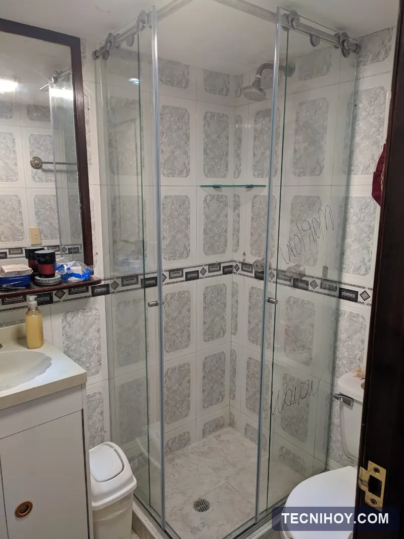 División de baño en L en vidrio templado