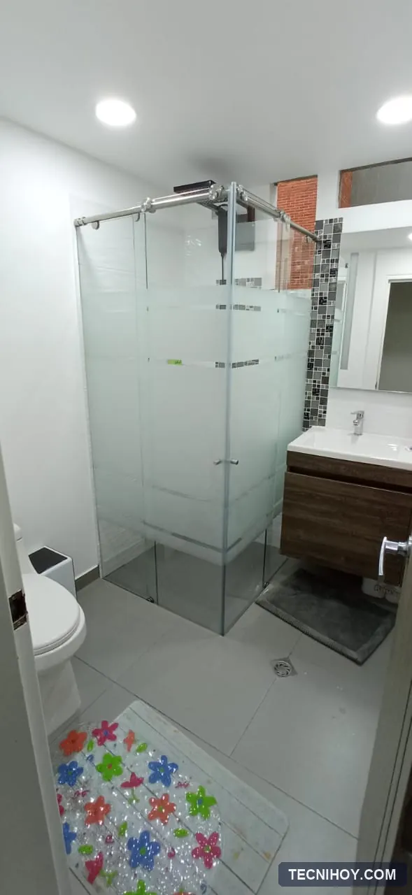 División de baño hexagonal en vidrio templado de 8 mm