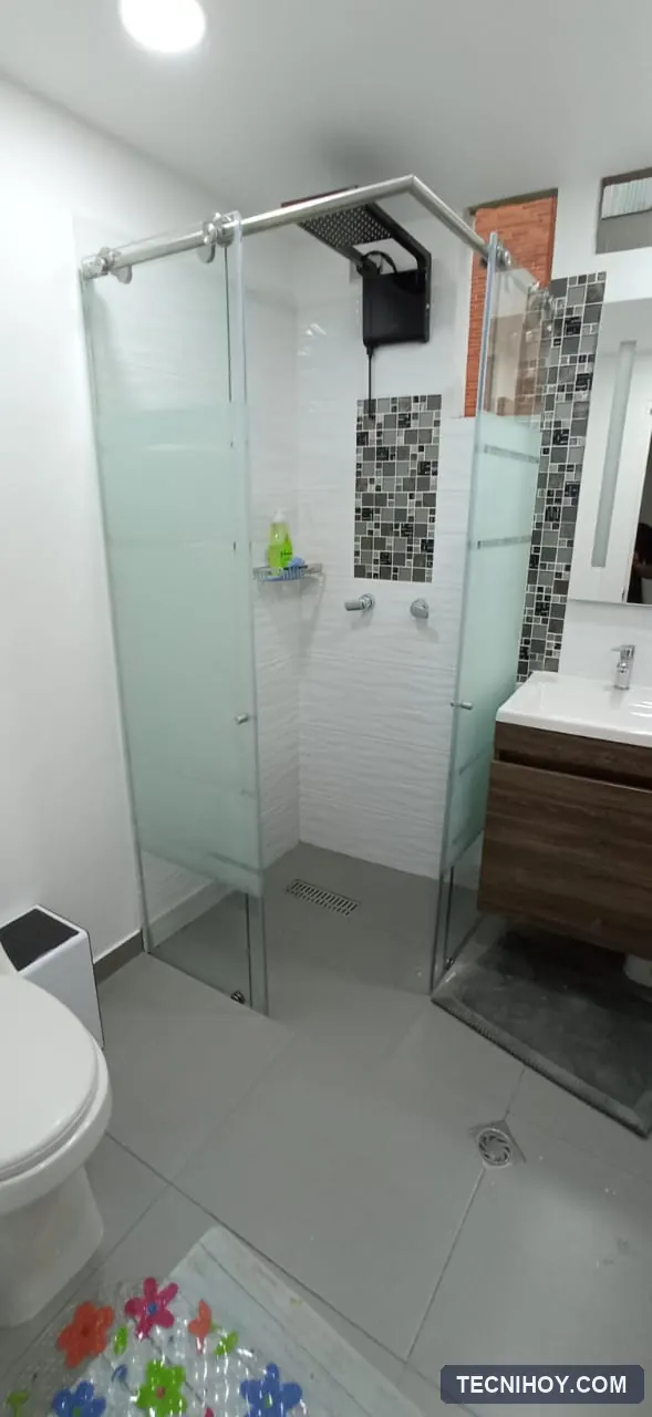 División de baño hexagonal en vidrio templado de 8 mm con sandblasting