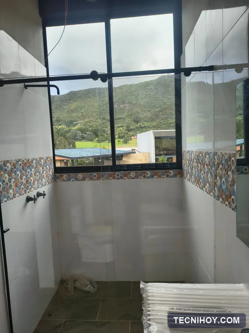 División de baño en vidrio templado con herrajes negros