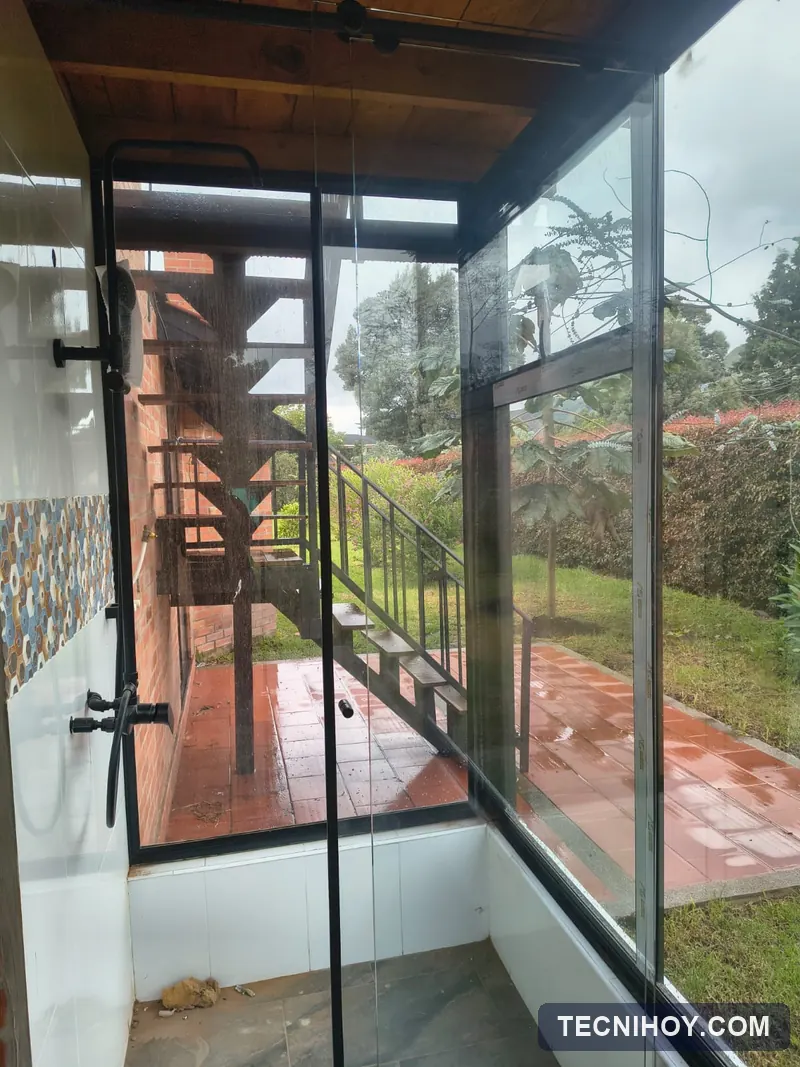 División de baño en vidrio templado con perfilería negra