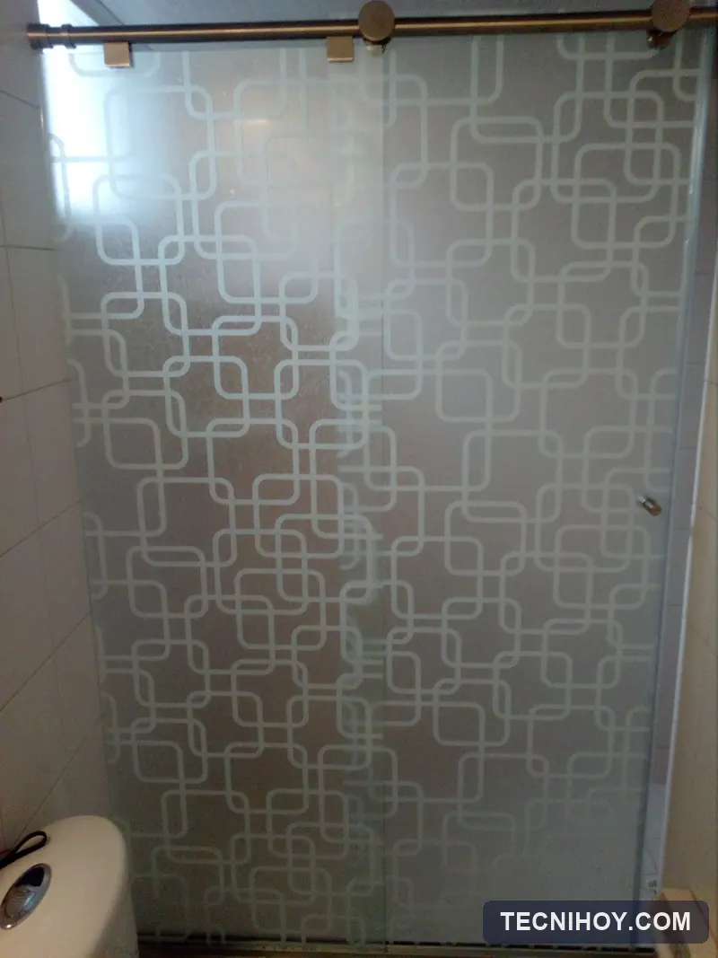 División de baño en vidrio templado con diseño en sandblasting