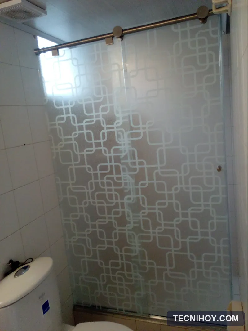División de baño corrediza en vidrio templado con película decorativa