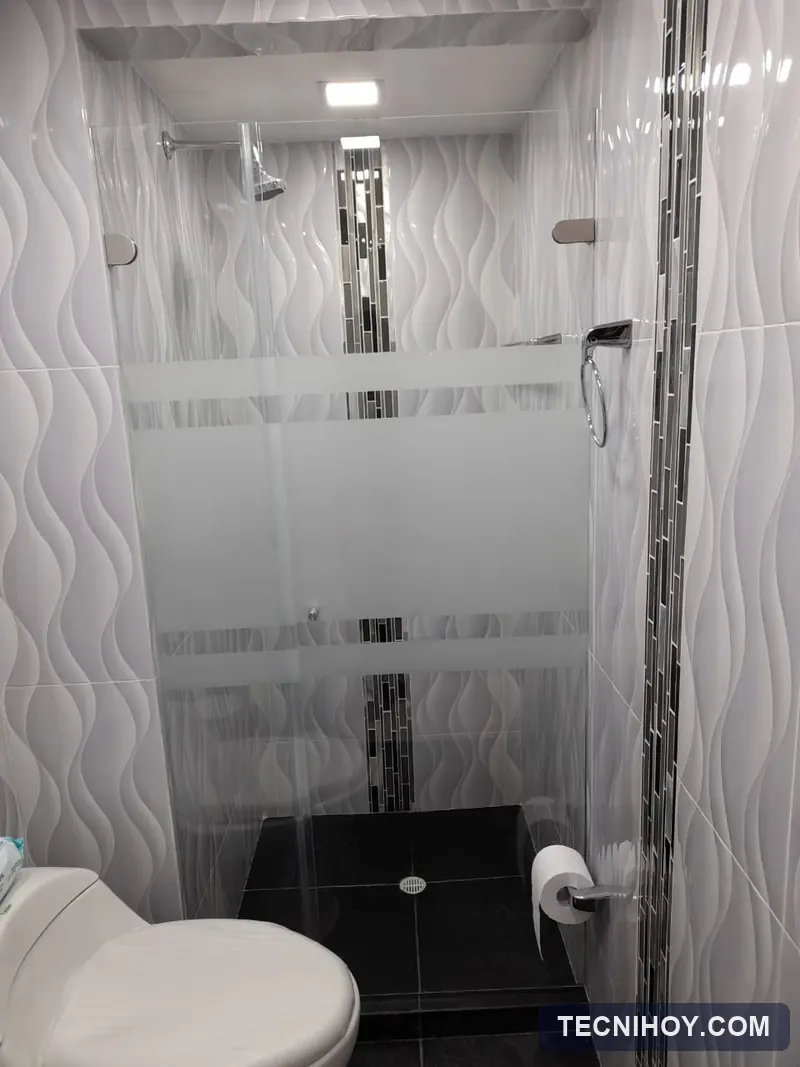 División de baño en vidrio templado con diseño en sandblasting