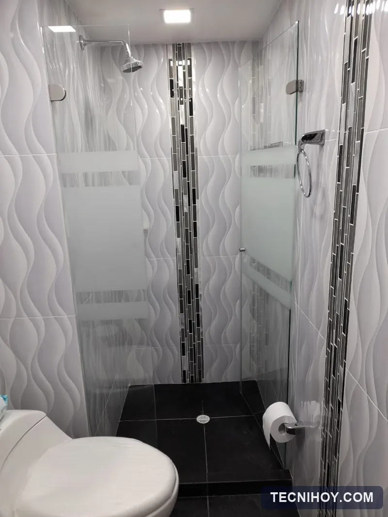 División de baño en vidrio templado con diseño en sandblasting
