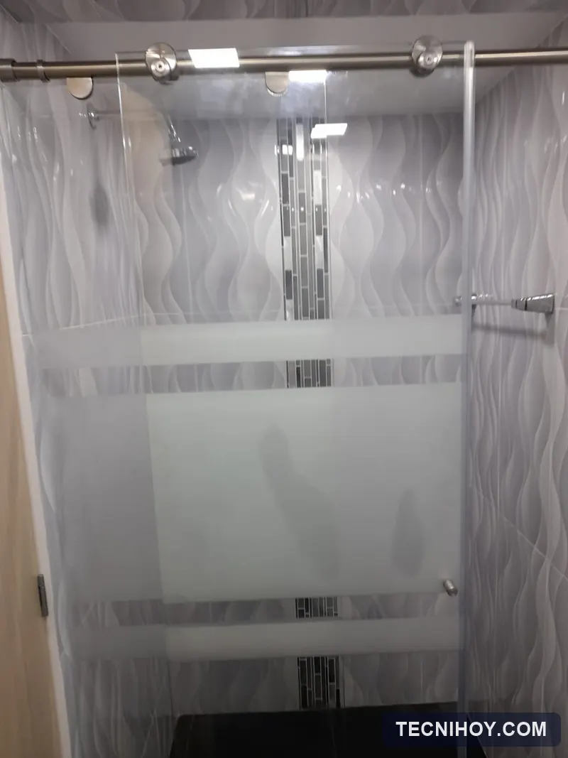 División de baño en vidrio de seguridad con franjas en sandblasting