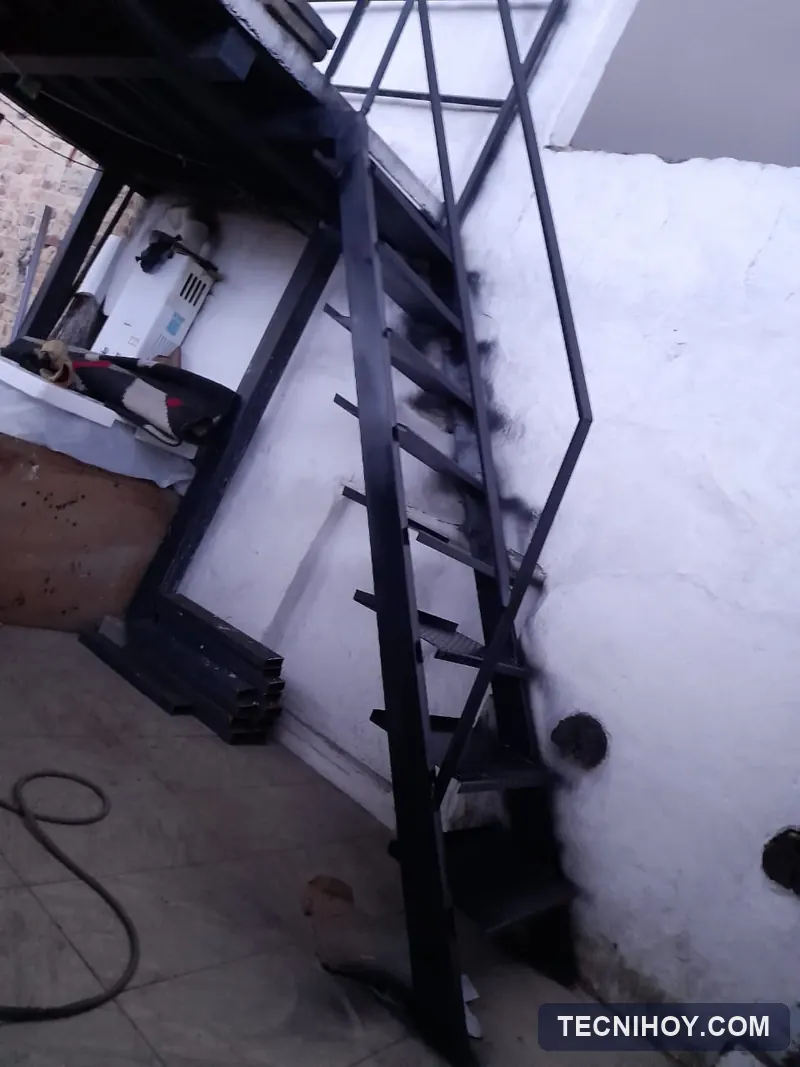 Escalera en lámina alfajor con pasamanos