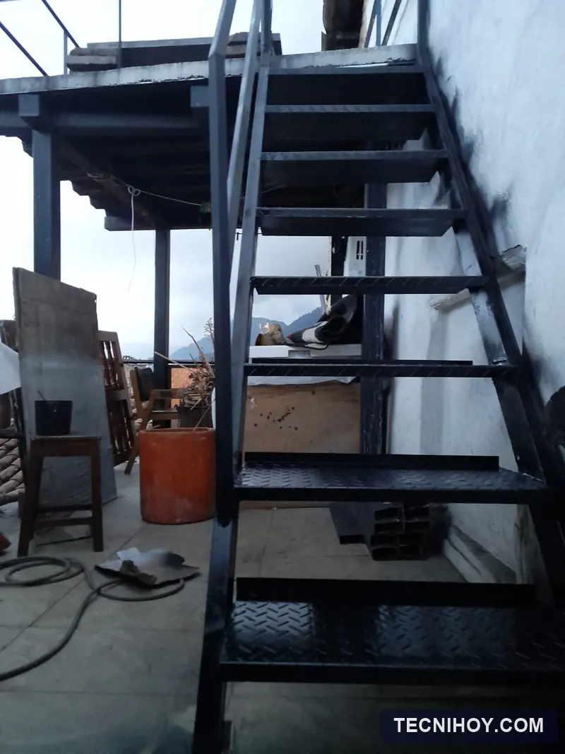 Escalera metálica en lámina alfajor