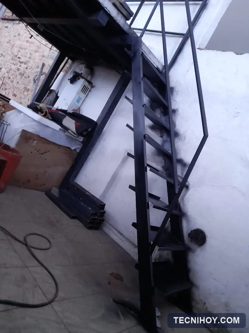Escalera en lámina alfajor con pasamanos