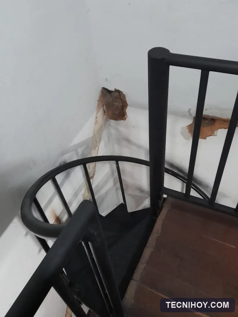 Escalera en caracol con pasamanos