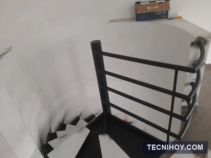 Escalera metálica tipo caracol vista desde arriba