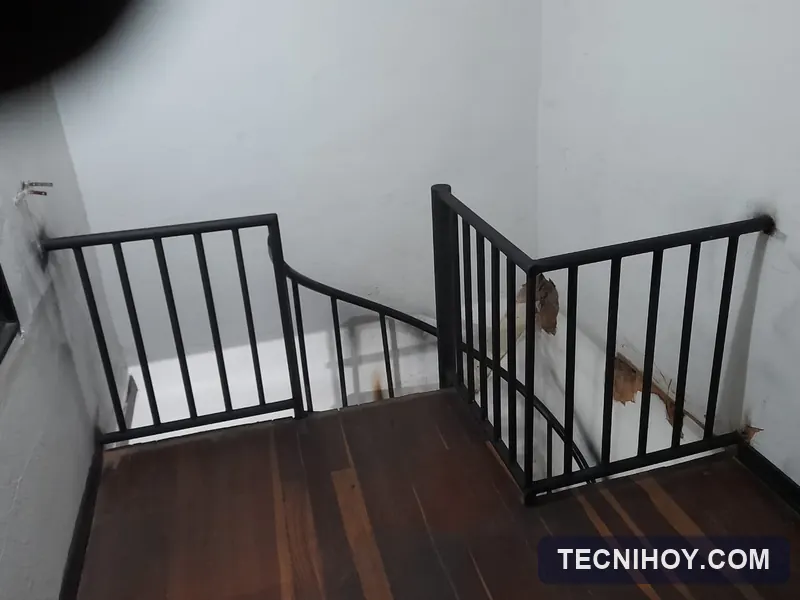 Baranda y pasamanos metálico para escalera