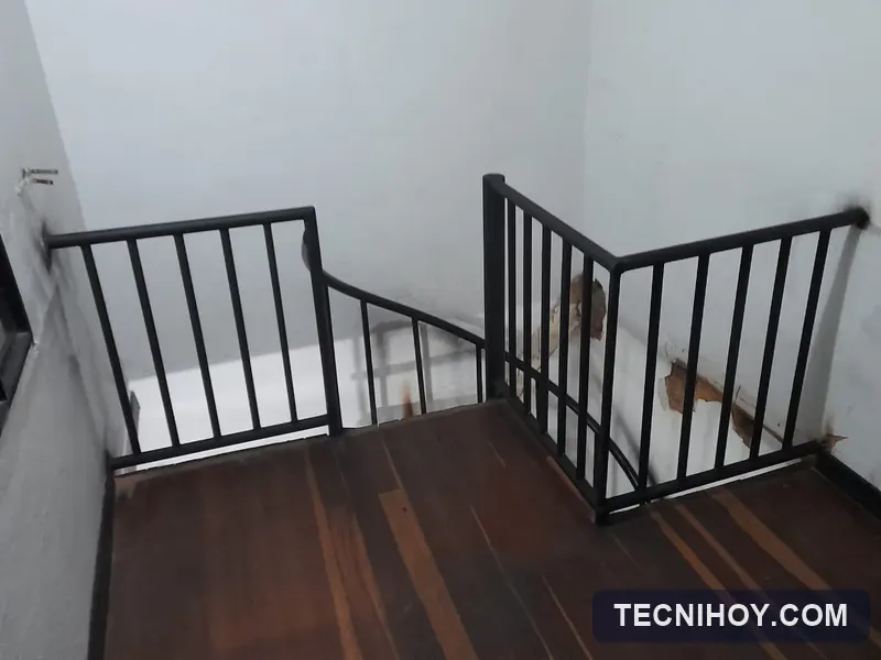 Pasamanos metálico y reja para balcón interior