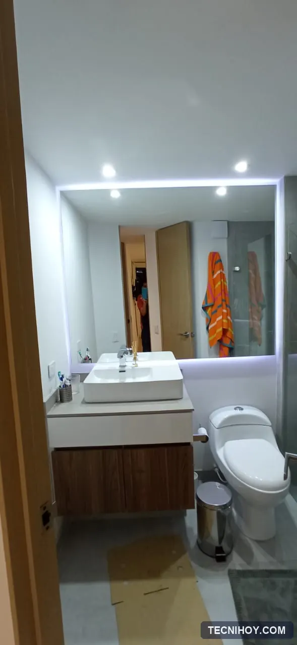 Espejo con luz LED para baño