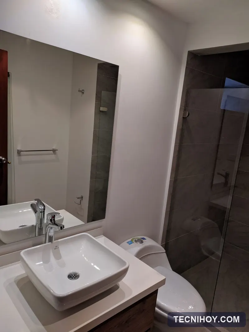 Suministro e instalación de espejo para baño