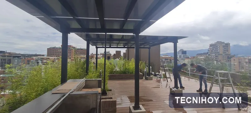 Cubierta en policarbonato sobre estructura metálica