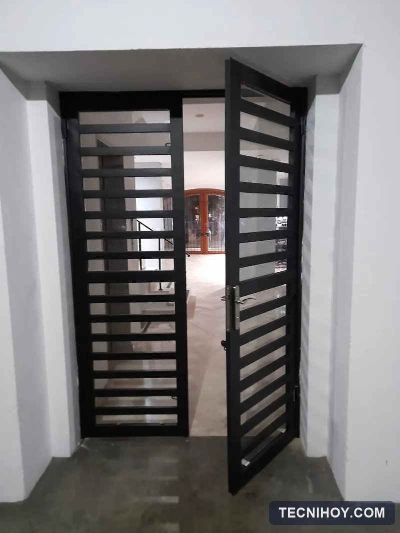 Puerta metálica doble para parqueadero con diseño especial