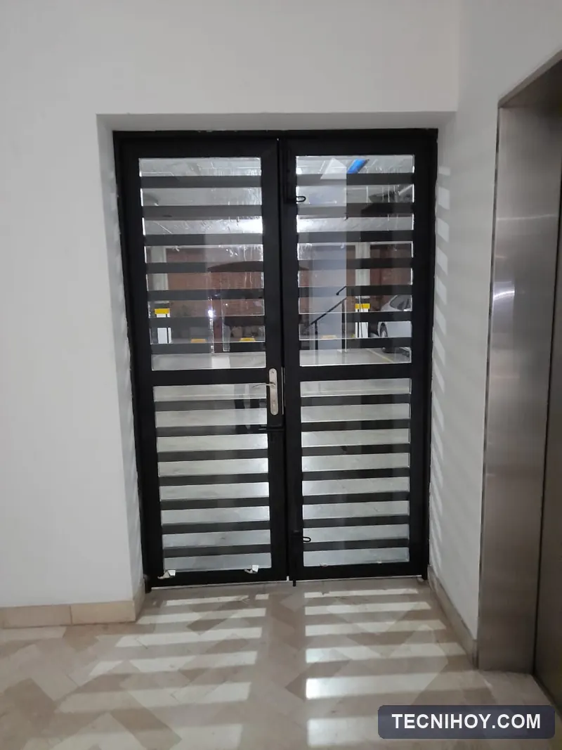 Puerta metálica con chapa doble