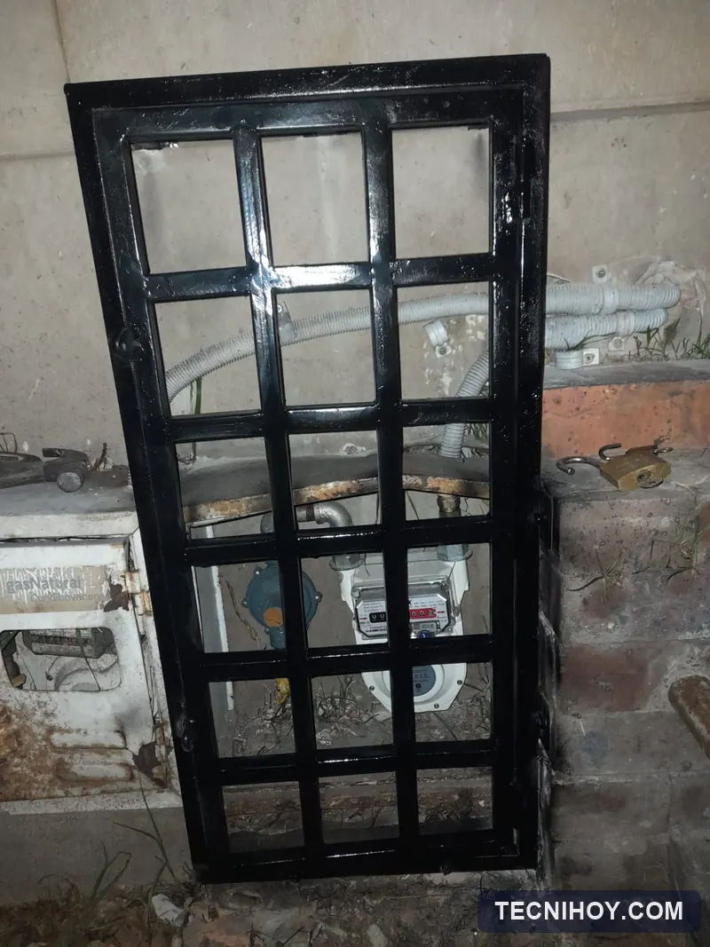 Puerta de acceso en metal