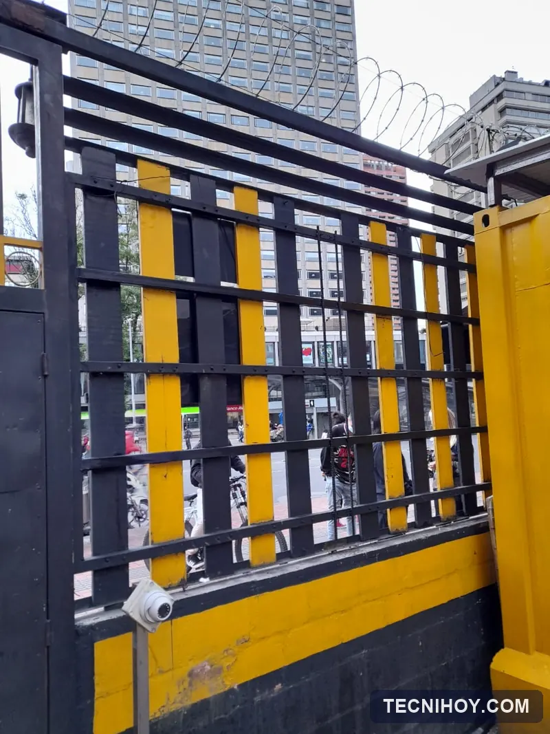 Refuerzo y reja de seguridad en fachada
