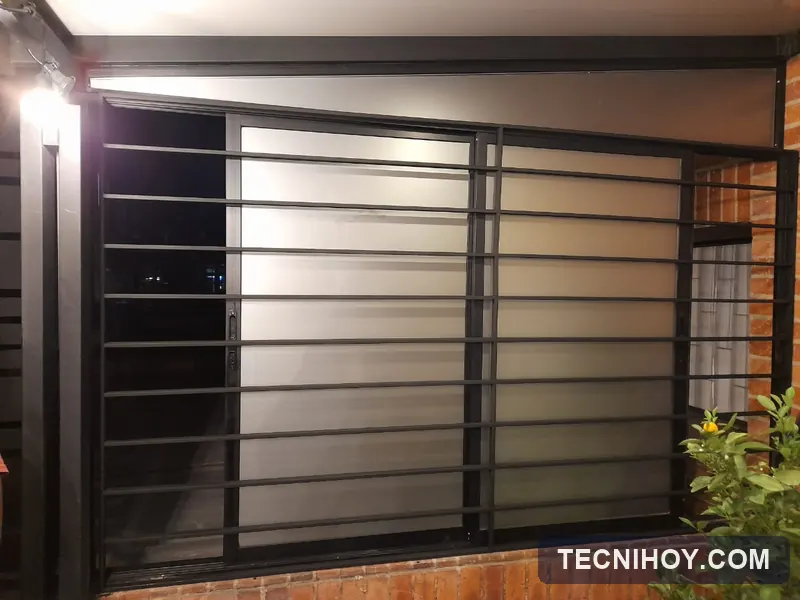 Reja de seguridad en tubo cuadrado para ventana